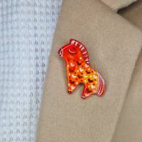 Handgefertigte Brosche- Pin: Rotes Pferdchen mit Herzchen –  Unikat