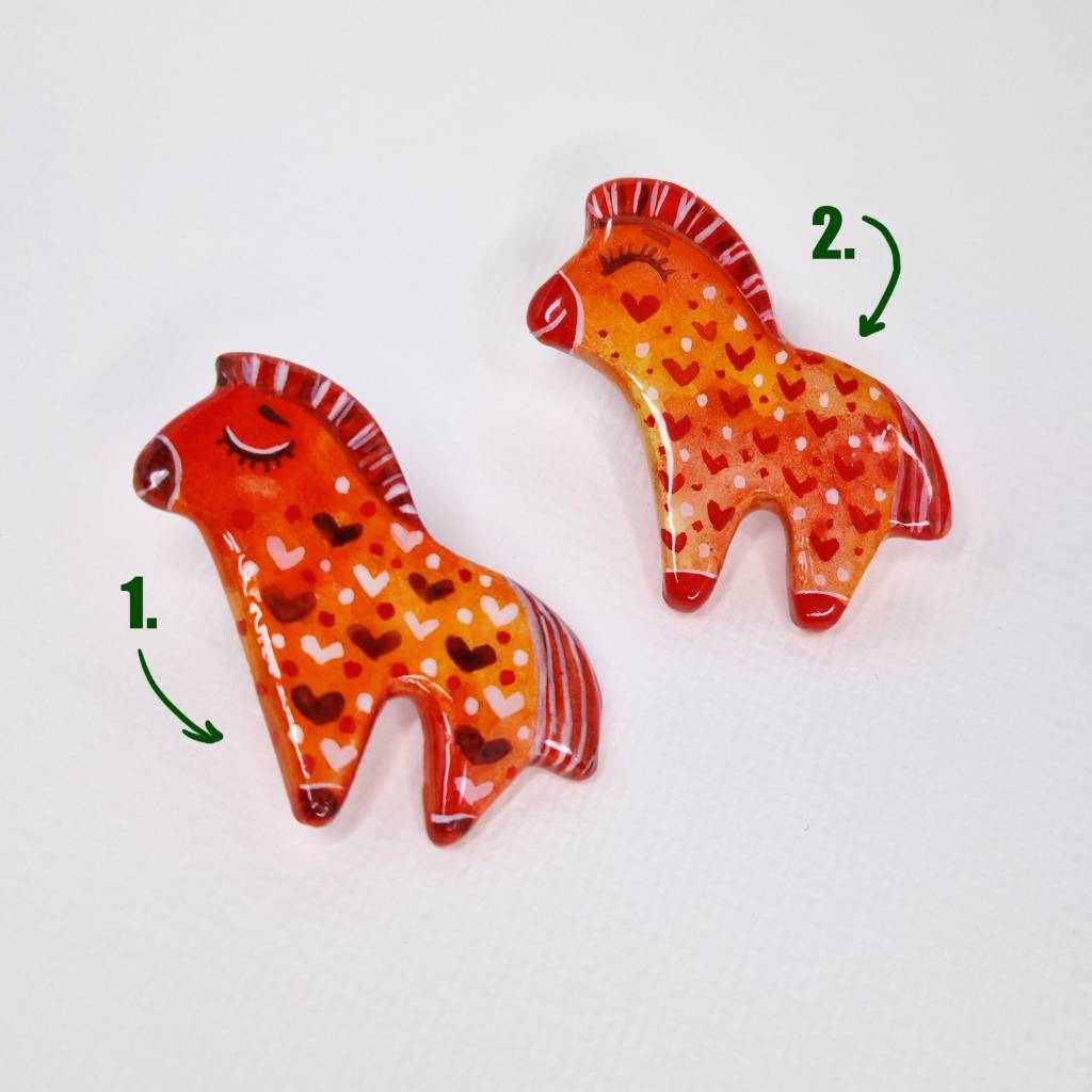 Handgefertigte Brosche- Pin: Rotes Pferdchen mit Herzchen –  Unikat Bild 2