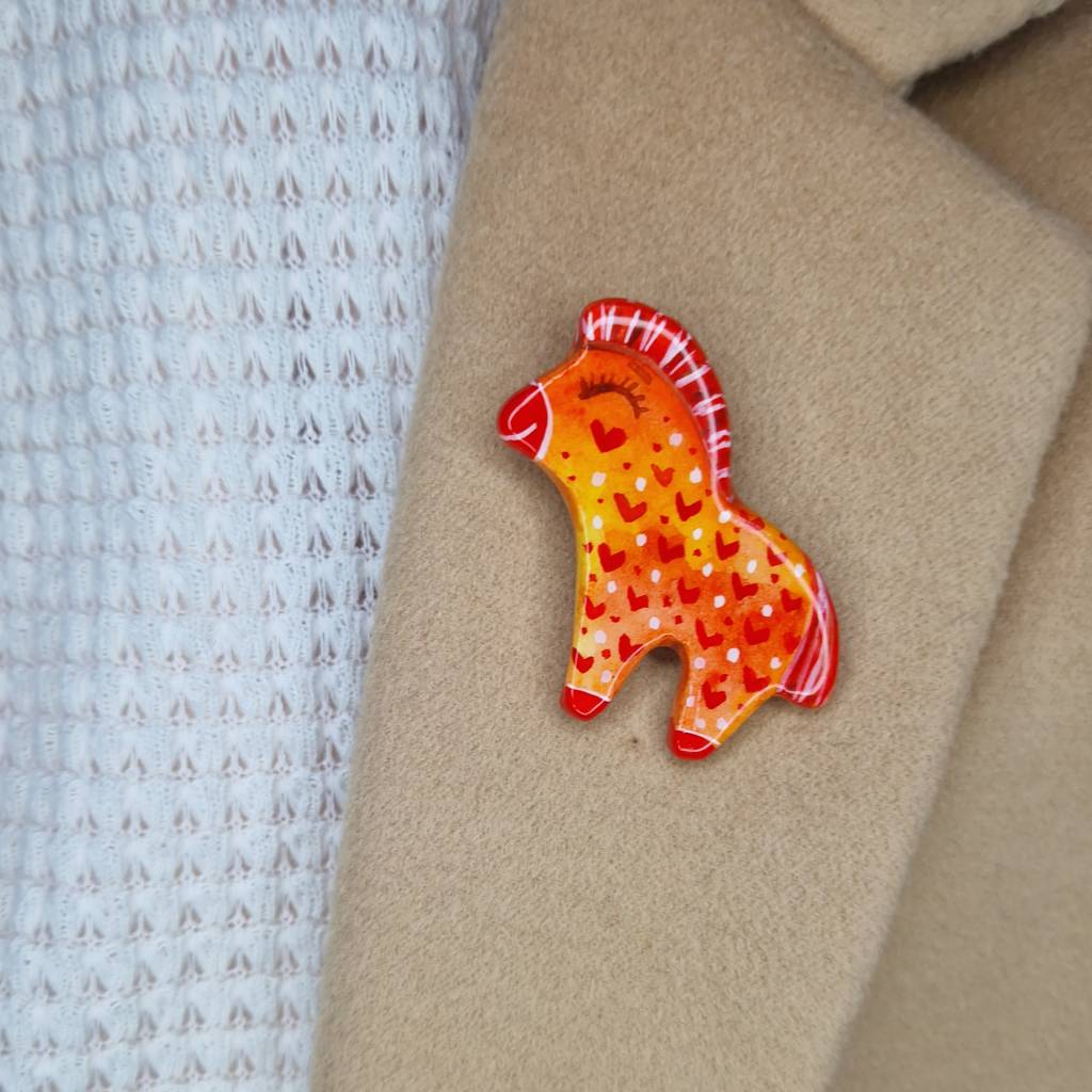 Handgefertigte Brosche- Pin: Rotes Pferdchen mit Herzchen –  Unikat Bild 3