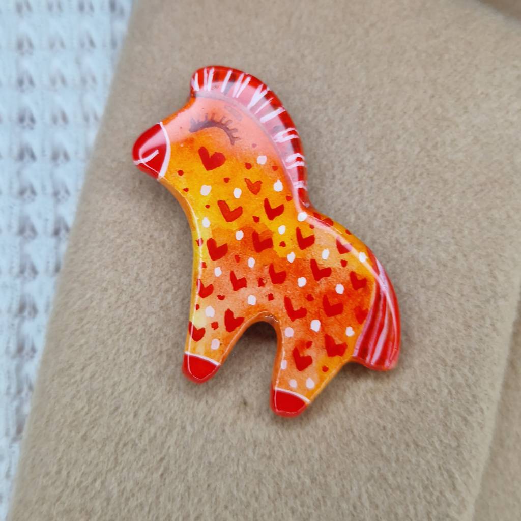 Handgefertigte Brosche- Pin: Rotes Pferdchen mit Herzchen –  Unikat Bild 4