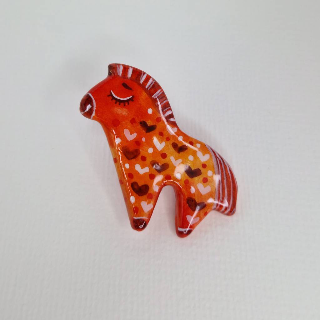 Handgefertigte Brosche- Pin: Rotes Pferdchen mit Herzchen –  Unikat Bild 5