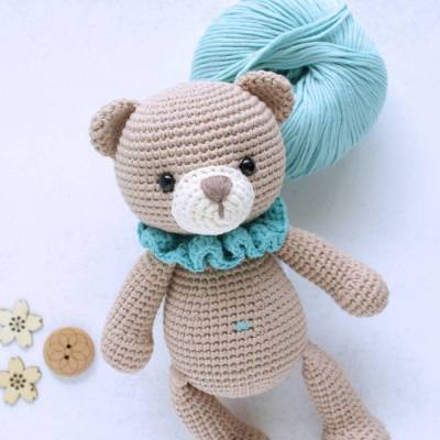 Teddy Tobi,  20 cm – Handgehäkelter Bär aus Bio-Baumwolle mit abnehmbarem Krausekragen