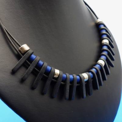 Keramikkette, SPIKES, schwarz blau silber, Lederkette, Collier, Statementkette, Halskette, Handarbeit, Keramikschmuck