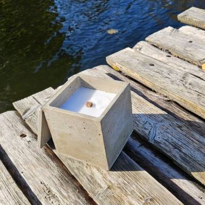 Große Outdoor Betonkerze Cubo Grande mit Deckel – würfelförmige Kerze für Garten & Terrasse