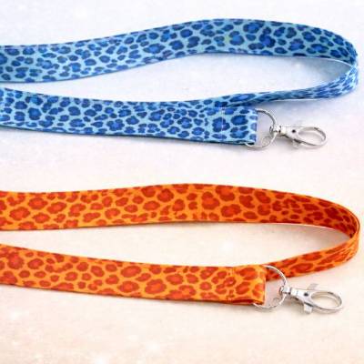 Schlüsselband Leo Muster personalisierbar – Satin Orange oder Blau mit Karabiner