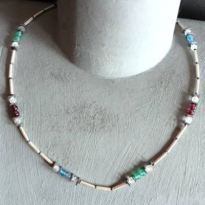 Silberkette bunte Vielfalt,  kleine kristaliene Edelsteine – Blau, Rot, Grün & Kristall, in Kombi mit Silber