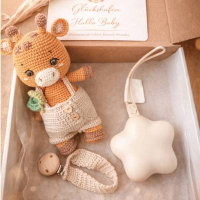 Geschenkbox zur Geburt – handgemachtes Babyset mit gehäkelter Giraffe | personalisierbar | Mama & Baby Geschenk