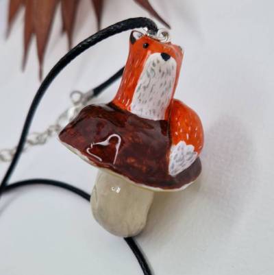 Handgefertigte Fuchs-Kette auf Pilz –  Waldtier Schmuck handbemalt – Geschenk für  Naturverliebte – Botanischer Anhänger