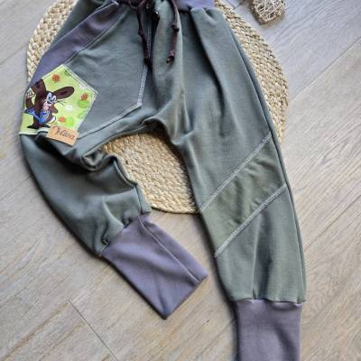Bio Kinder Pumphose Unisex Handgemacht Gr.116/122 – Khaki mit Tiere-Motiv, Mitwachshose, Nachhaltig & Bequem