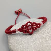 zierliches Makramee Armband in rot mit kleinen Acrylperlen