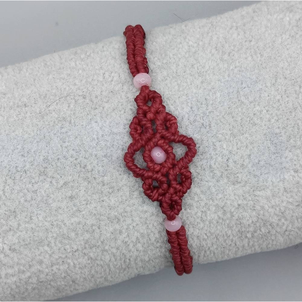 zierliches Makramee Armband in rot mit kleinen Acrylperlen Bild 2