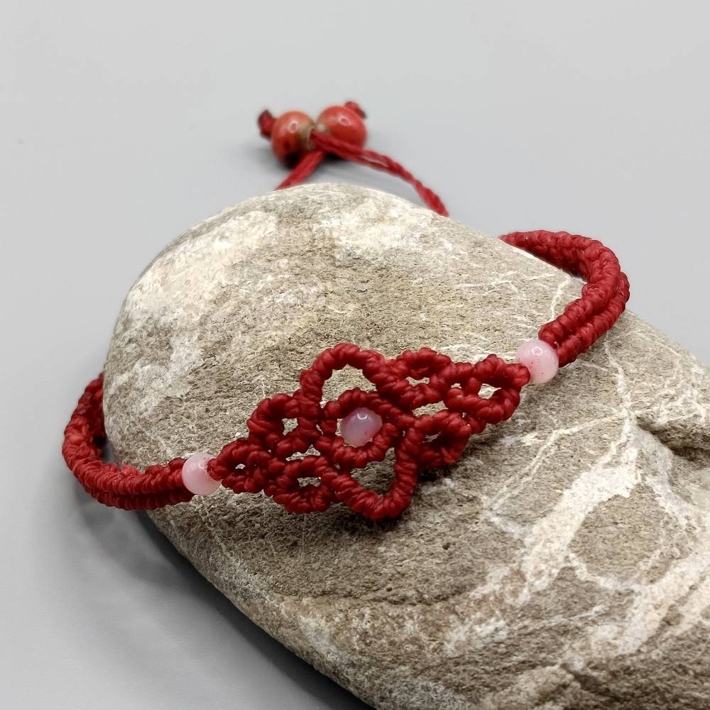 zierliches Makramee Armband in rot mit kleinen Acrylperlen Bild 3