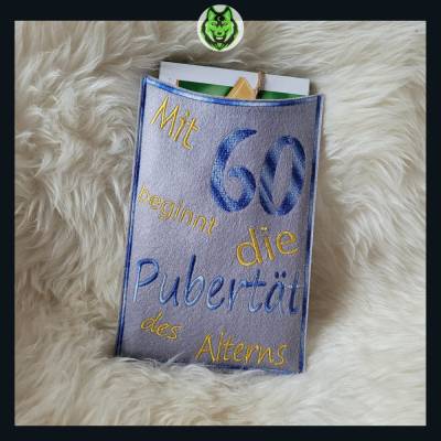 ITH Stickdatei 60. Geburtstag – Lustige Geschenkhülle "Die Pubertät des Alterns" | DreamEmbroid