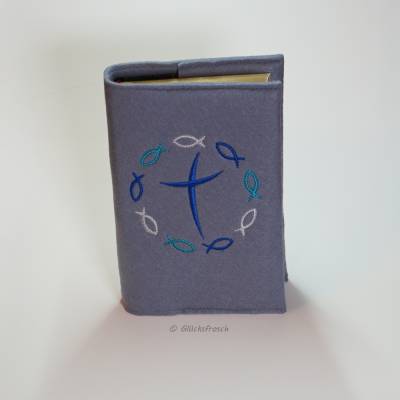 Gotteslobhülle aus grauem Filz mit Fischen und Kreuz in Blau, bestickt, passend für das standard Gotteslob