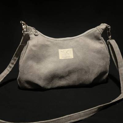 Deine Hobobag aus grauem Wildlederimitat wartet auf Dich;)