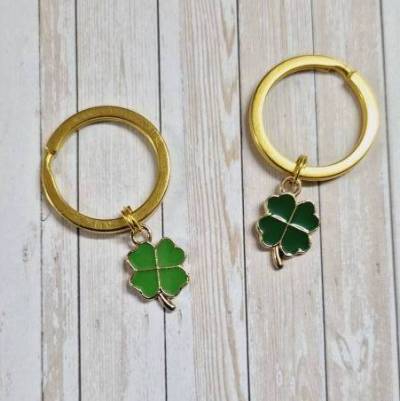 Schlüsselanhänger Kleeblatt – Elegantes Accessoire. Geschenkidee mit goldfarbenem Schlüsselring