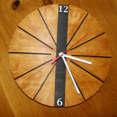 Holz-Wanduhr WoodLine – Moderne, rustikale Wanduhr in Teakholzoptik mit schwarzen Akzenten, Ø 30 cm, geräuschlos