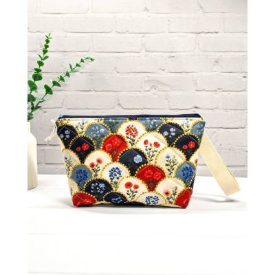Projekttasche S Patchwork Bloom – Handgenähte Baumwolltasche für Sockenstrickzeug mit Reißverschluss