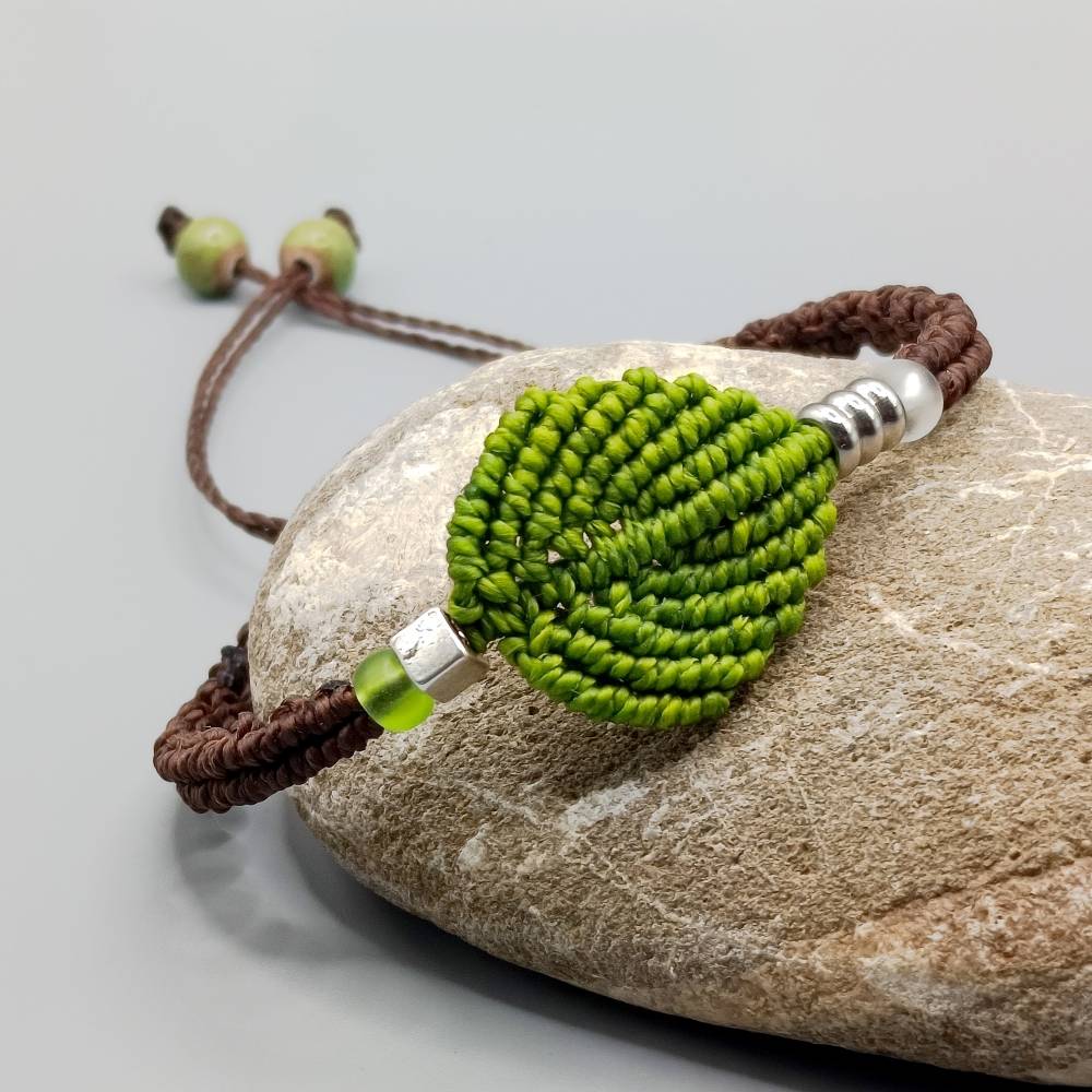 schlichtes Makramee Armband Motiv Blatt in grün mit silberfarbenen Metallperlen Bild 1