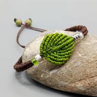 schlichtes Makramee Armband Motiv Blatt in grün mit silberfarbenen Metallperlen