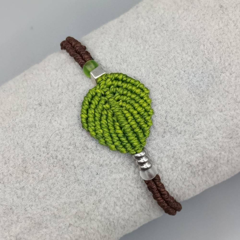 schlichtes Makramee Armband Motiv Blatt in grün mit silberfarbenen Metallperlen Bild 2