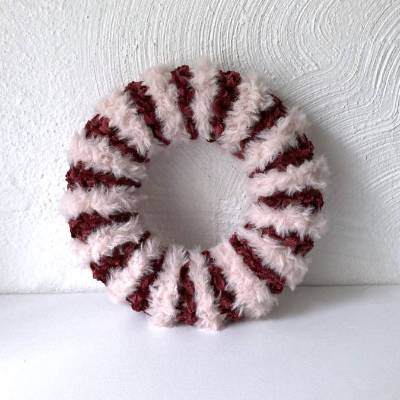 Wollkranz Magic in Burgundy – Boho Türkranz 24 cm aus Teddywolle – Handgefertigtes Unikat