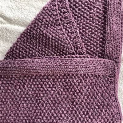 Babydecke in Aubergine im Perlmuster handgestrickt  von Hobbyhaus