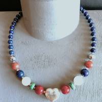 Romantische Edelsteinkette mit Silber-Herz, farbenfroh mit Lapislazuli, Perlen und Korallen, Unikat perfektes Geschenk