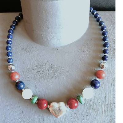 Romantische Edelsteinkette mit Silber-Herz, farbenfroh mit Lapislazuli, Perlen und Korallen, Unikat perfektes Geschenk