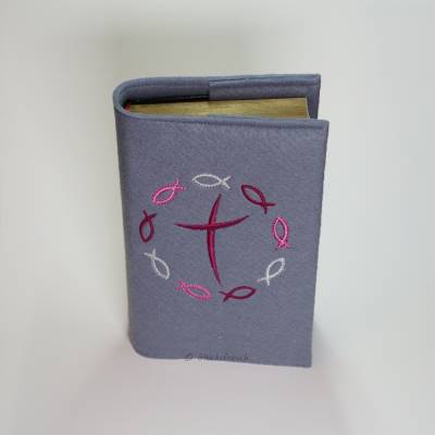 Gotteslobhülle aus grauem Filz mit Fischen und Kreuz in Dunkelrot – bestickt, passend für Standardgröße 12 x 18 cm