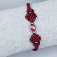 zierliches Makramee Armband in weinrot mit einer Acrylperle und bronzefarbenen Metallperlen