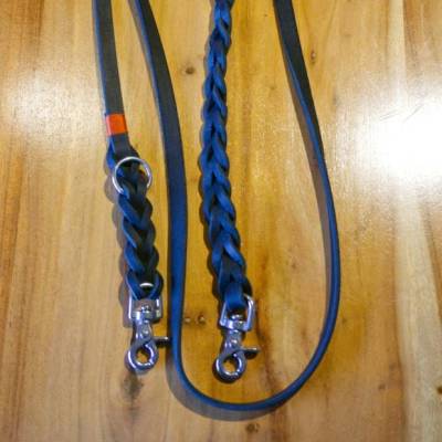 Schwarze Multifunktionsleine aus 15mm Fettleder mit oranger Takelung & Edelstahl-Scherenkarabinern