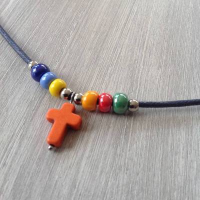 Kette mit einem Howlithkreuz und großen, bunten Rocailles