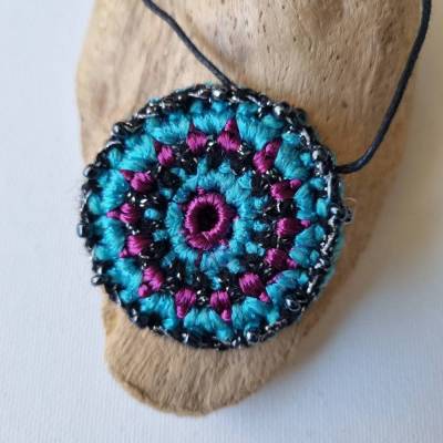 Häkelmedaillon mit Perlen bestückt, Häkelkette, Textilschmuck