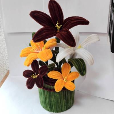 Handgemachter Blumentopf aus Chenilledraht 34 cm – Deko mit Schutzengel Schlüsselanhänger