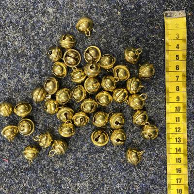 Päckchen mit kleinen Glöckchen/ Messingschellen zum annähen