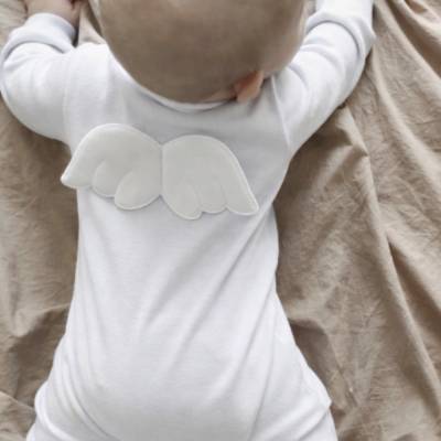 Baby Strampler mit Flügeln, weißer Einteiler, Taufoutfit Baby, Coming Home Outfit, handgemacht, personalisierbar
