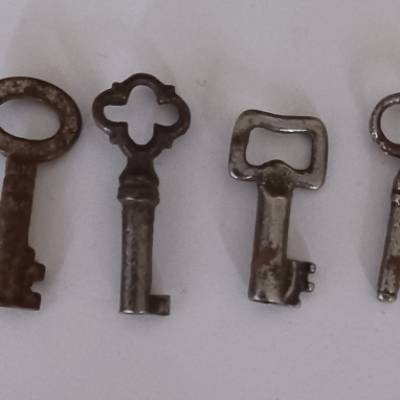 Vintage 8 alte kleine Schlüssel – Verschiedene Größen für Bastler & Sammler