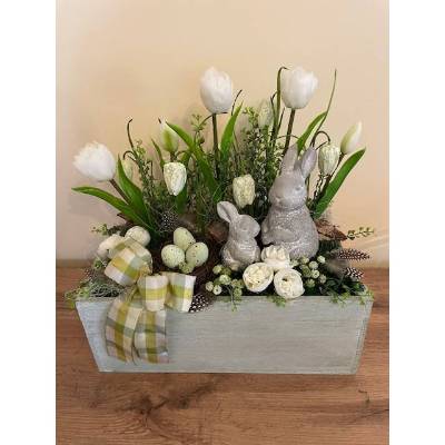 Großes Ostergesteck in grüner Holzkiste