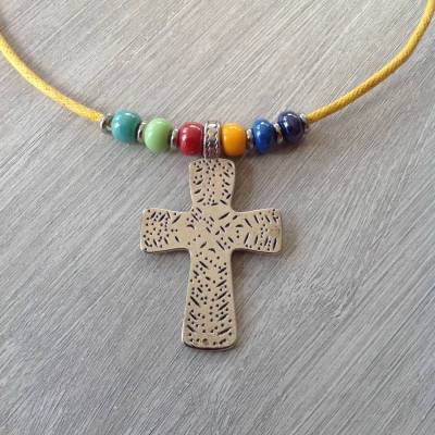Kette mit großem Kreuz und großen, bunten Rocailles