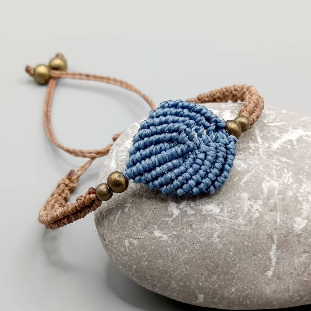 schlichtes Makramee Armband Motiv Blatt in blau mit bronzefarbenen Metallperlen Bild 1