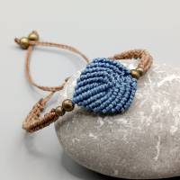 schlichtes Makramee Armband Motiv Blatt in blau mit bronzefarbenen Metallperlen