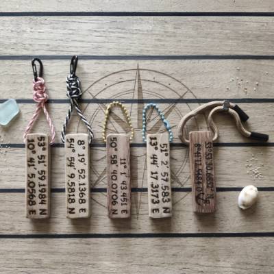 Personalisierbarer Schlüsselanhänger aus Holz mit persönlicher Koordinaten-Gravur, Rückseite nach Wunsch