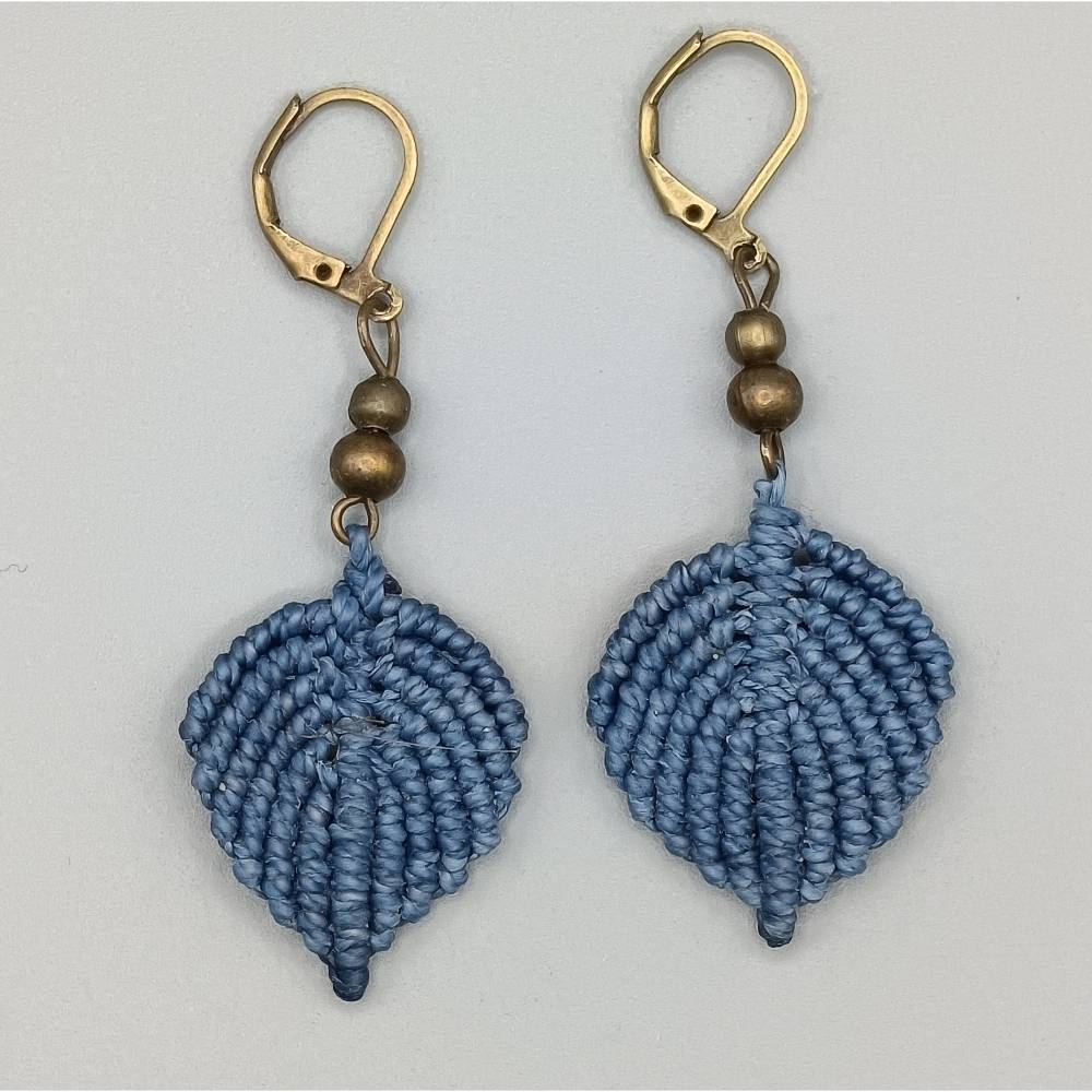 Makramee Ohrhänger Motiv Blatt in blau mit bronzefarbenen Metallperlen Bild 1