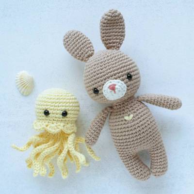 Häkel-Geschenkset: Handgemachter Mini-Hase & kleine Qualle aus Baumwolle – Ideal zu Ostern und Geburt