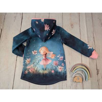 Softshell Jacke blumige Fee blau hinten – Bündchenfarbe wählbar – Gr. 86-140