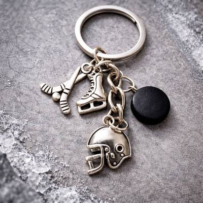 Personalisierbarer Eishockey Schlüsselanhänger – Schlittschuh, Helm & Puck, mit Wunschbuchstabe