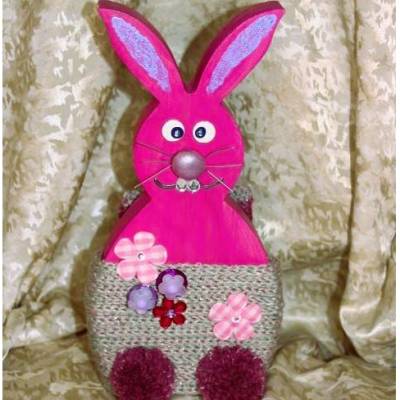 Osterhase Hasenfigur PINK zauberhafter Holzhase mit handgestrickten Accessoires bemalt mit Acrylfarben Osterdeko
