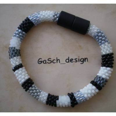 Häkelarmband, gehäkeltes Perlenarmband * Schwarzweiße Schattenspiele