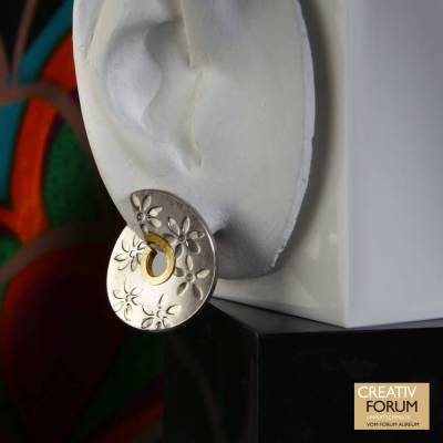 Ohrstecker Blüten in 935 Silber mit auf der Oberfläche ziselierte Blüten und Feingoldeinfassung